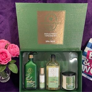 BATH AND BODYWORKS- AROMATHERAPY. (Stress Relief) Eucalyptus + Spearmint SPA BOX